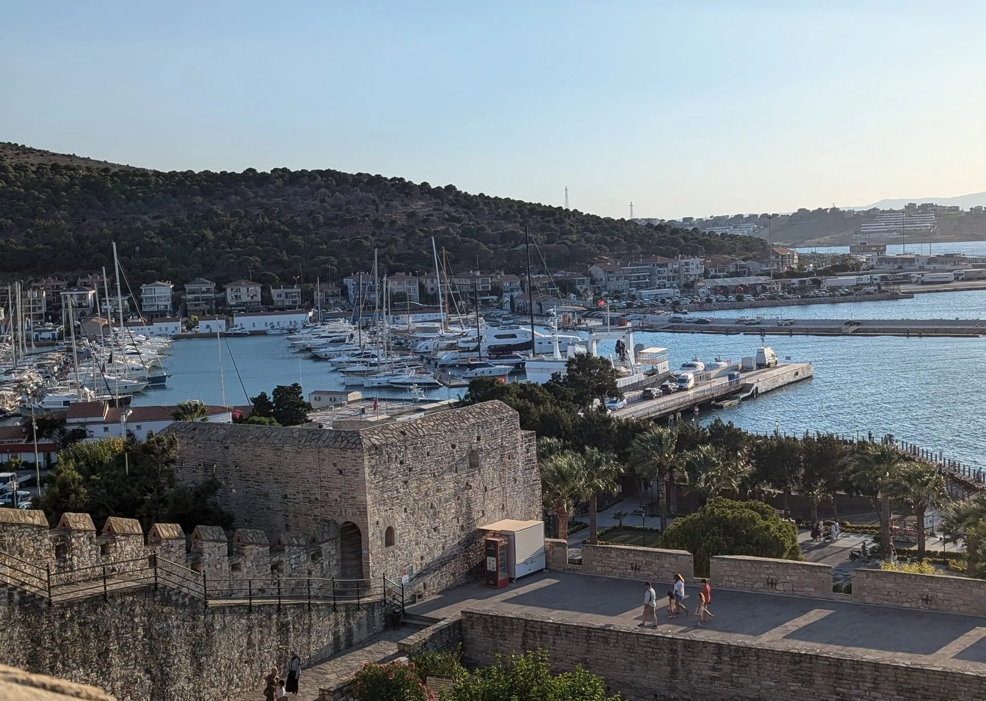 Blick auf die Çeşme Marina und Segelboote von der Burg Çeşme