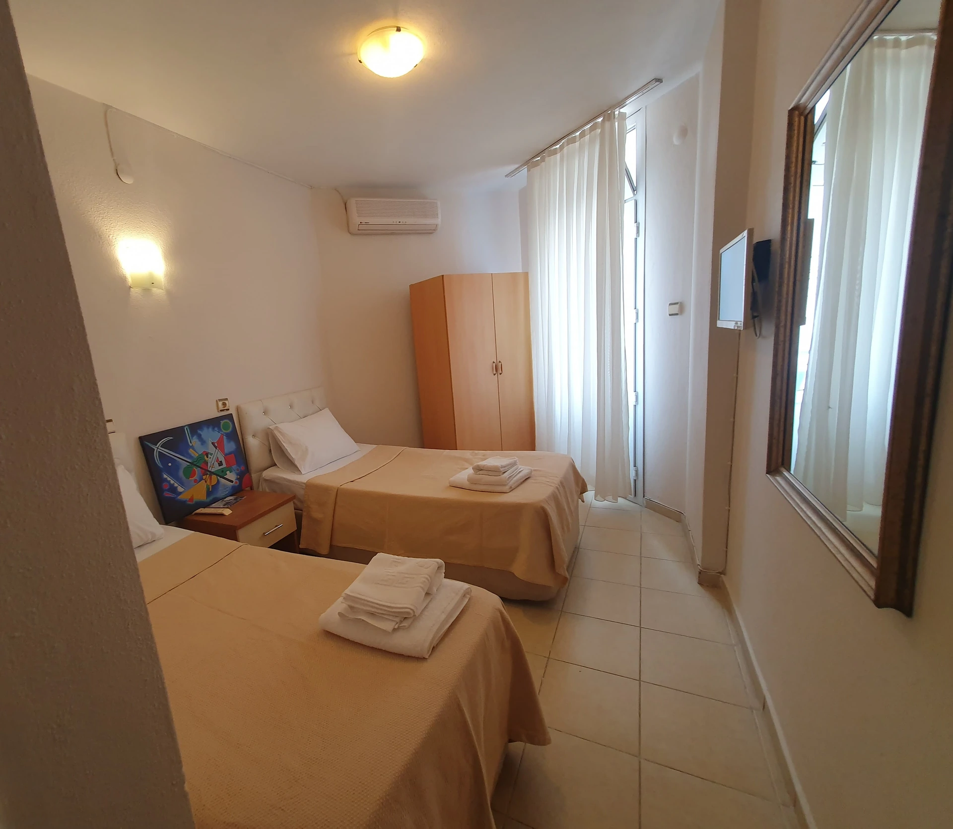 Neşe Hotel Çeşme — Zweibett- / Familienzimmer mit Klimaanlage und TV