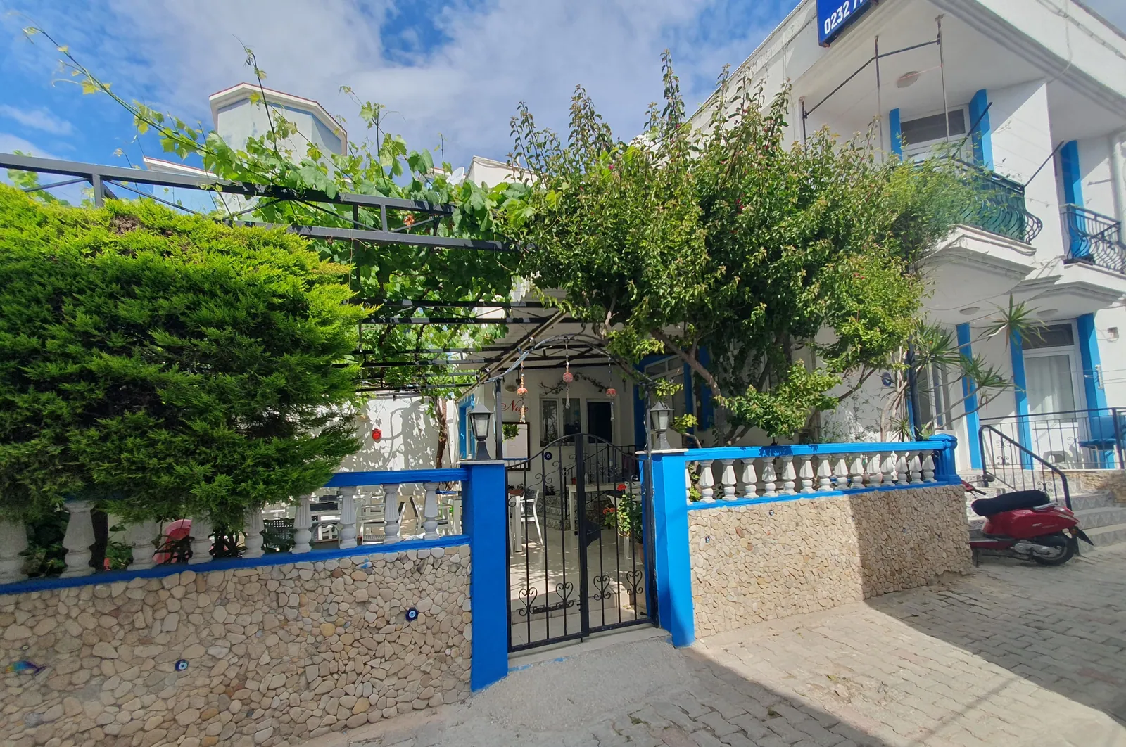 Neşe Hotel Çeşme — Eingangstor des Hotels und Weinpergola im Garten