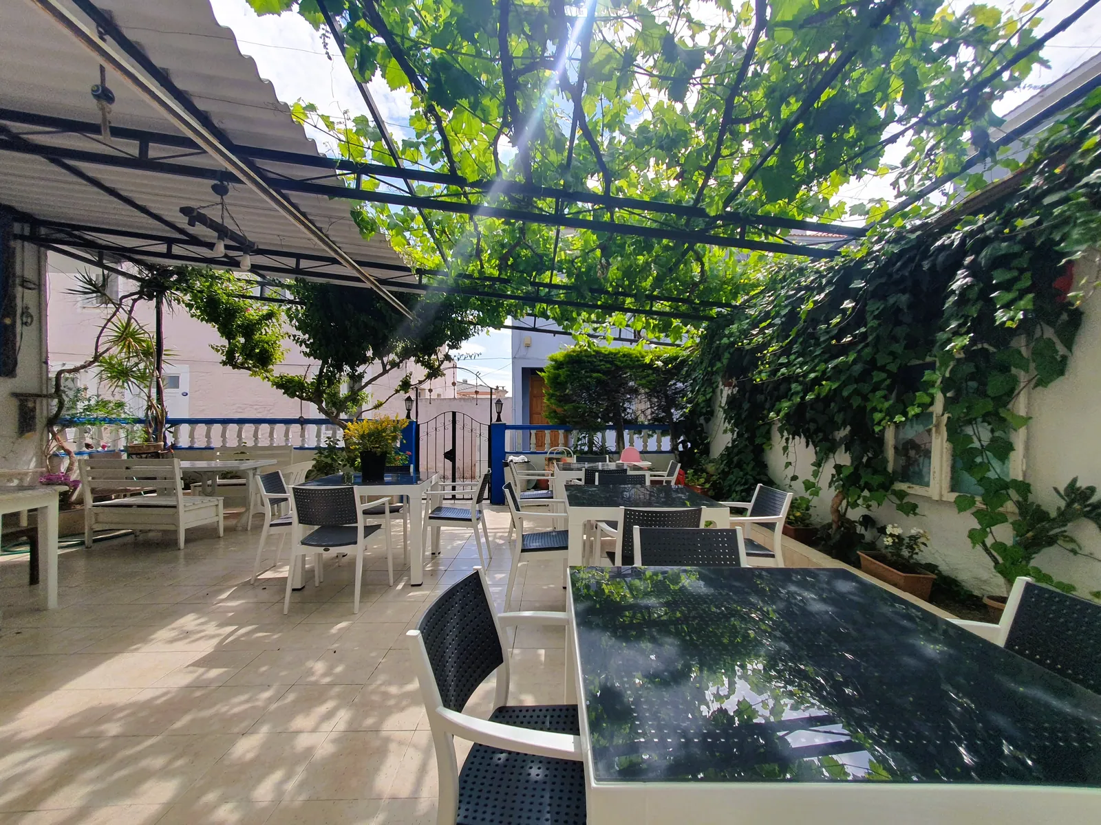 Neşe Hotel Çeşme — Sitzbereich der Gartenpergola