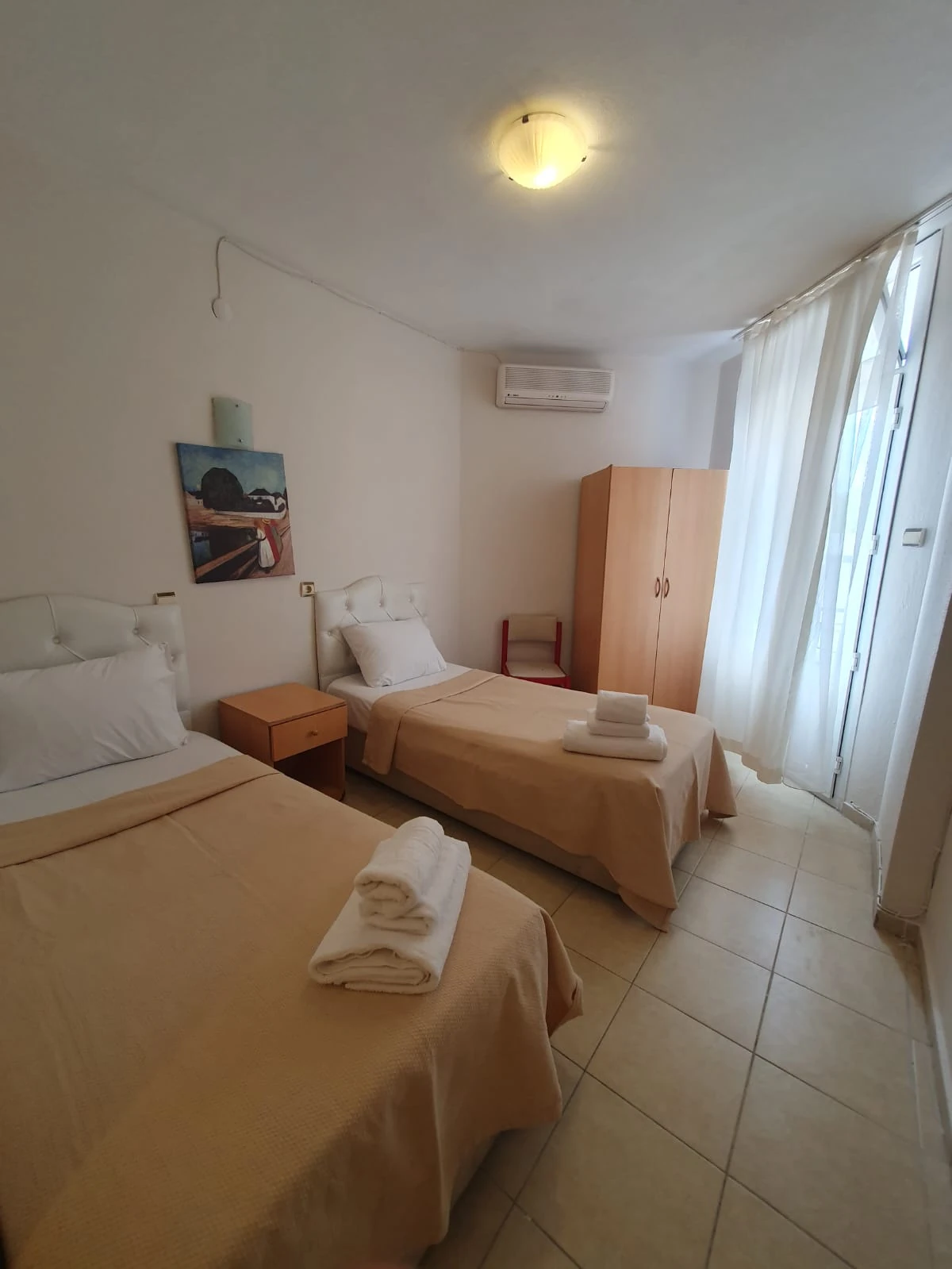 Neşe Hotel Çeşme — Zweibettzimmer mit Wandbild und Kleiderschrank
