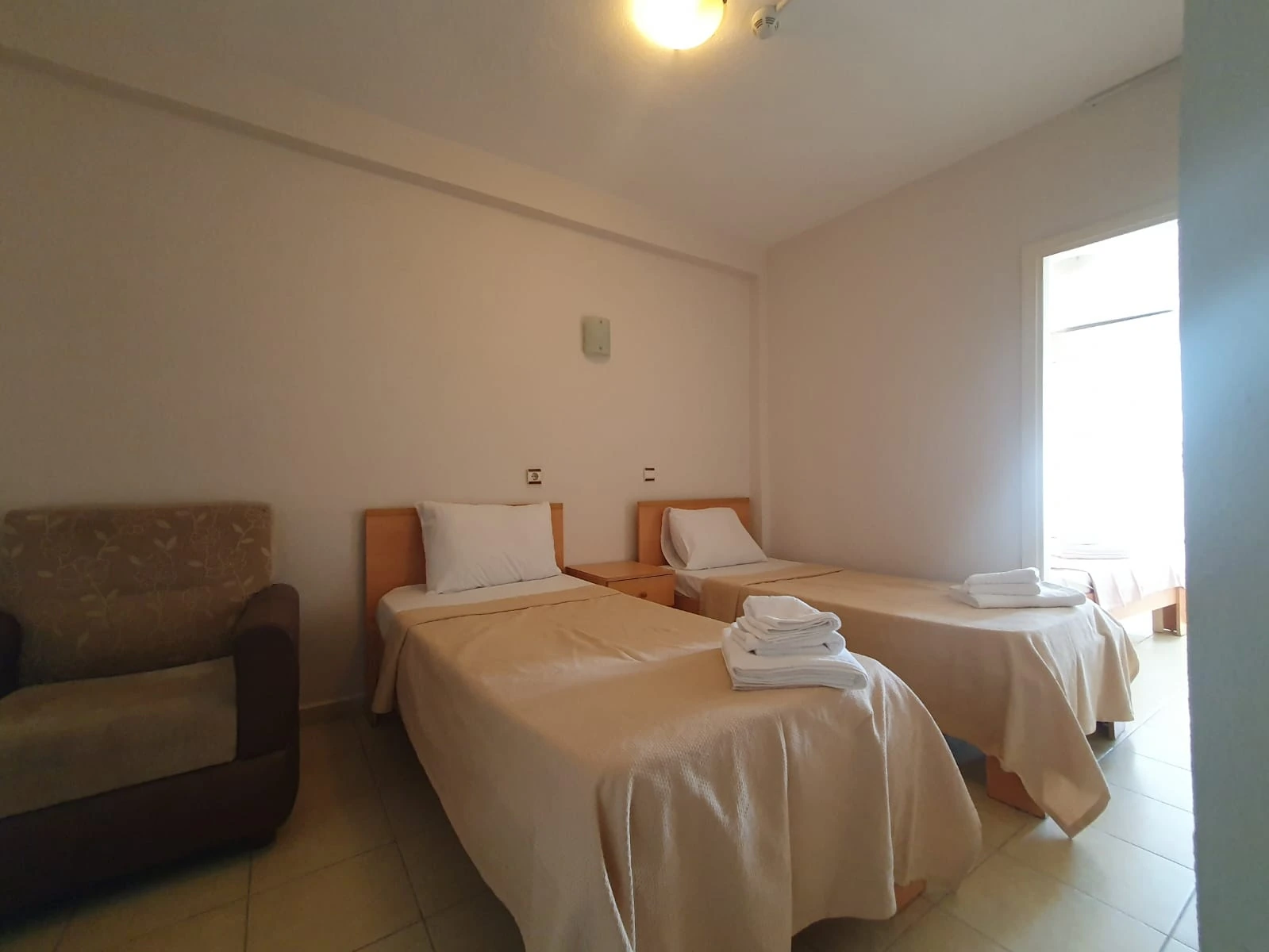 Neşe Hotel Çeşme — Familienzimmer mit zwei Betten und einem Sofa