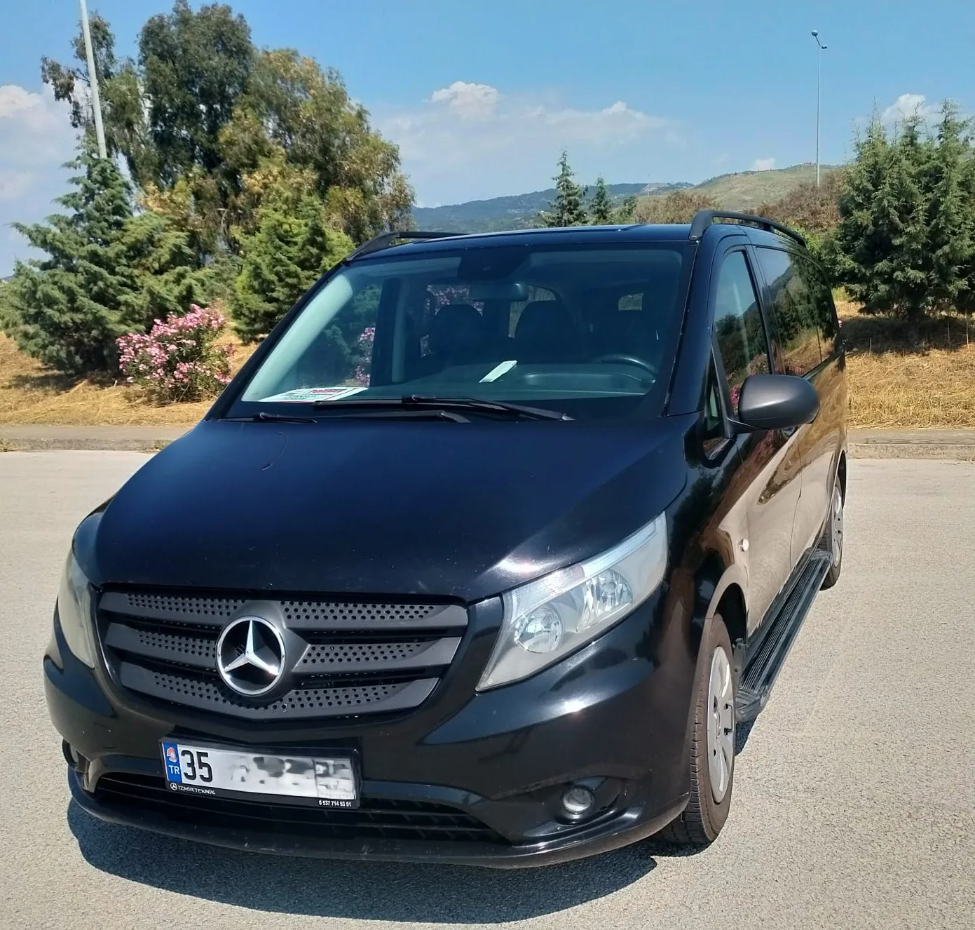 Der schwarze Mercedes Vito für Flughafentransfers — Außenansicht