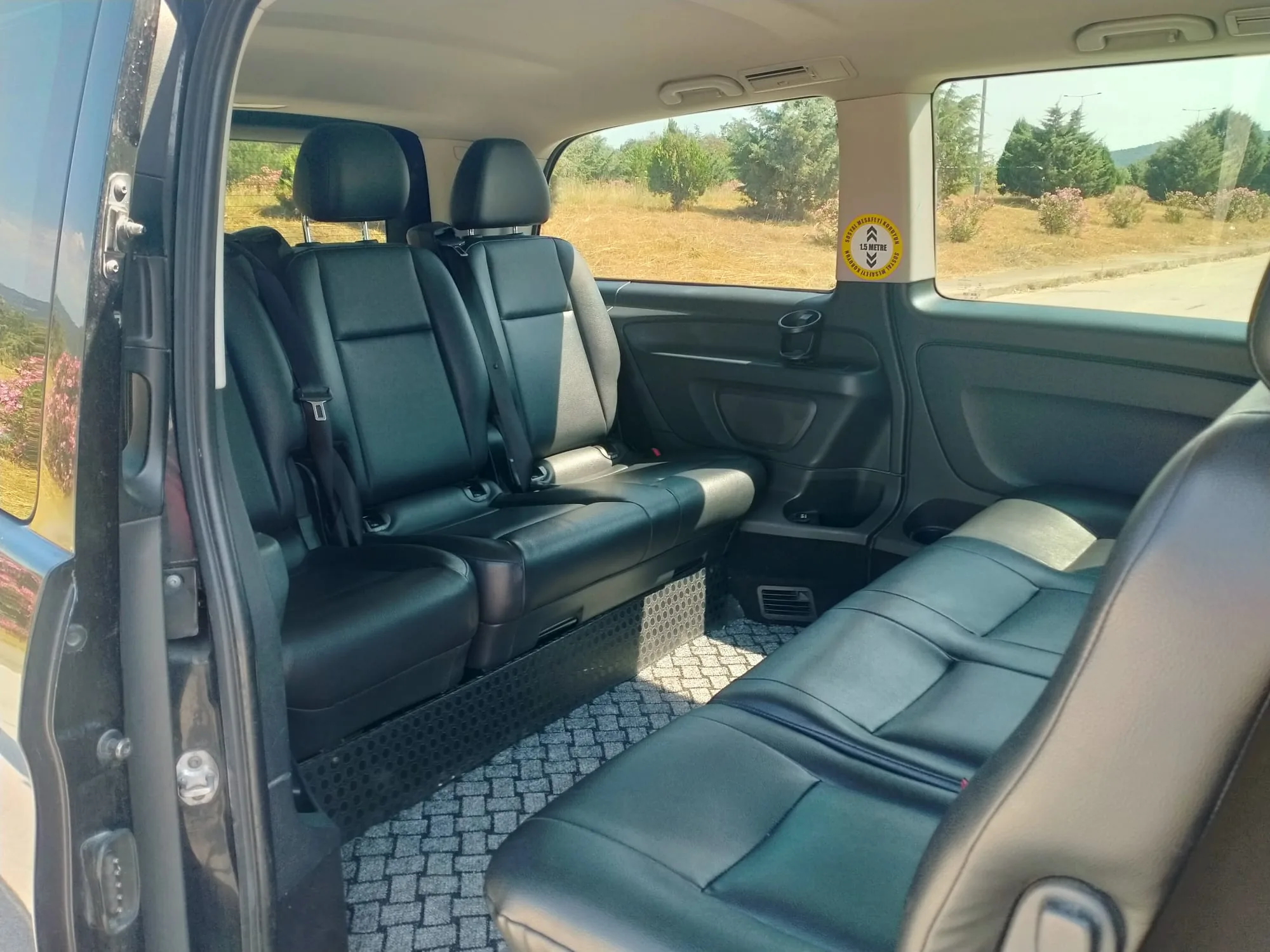Der geräumige Lederinnenraum des Mercedes-Vito-Transferfahrzeugs